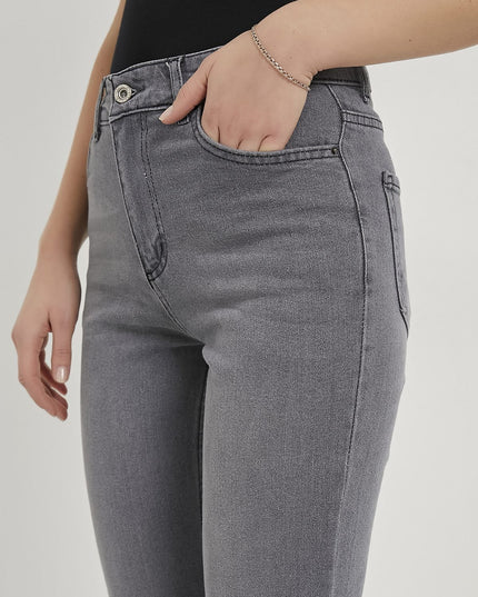 Flexible women's trousers with adjustable cut length