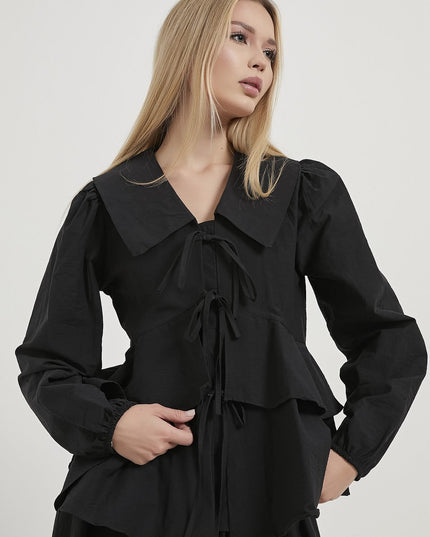 Damenbluse mit Rüschenlagen und Schleifendetails