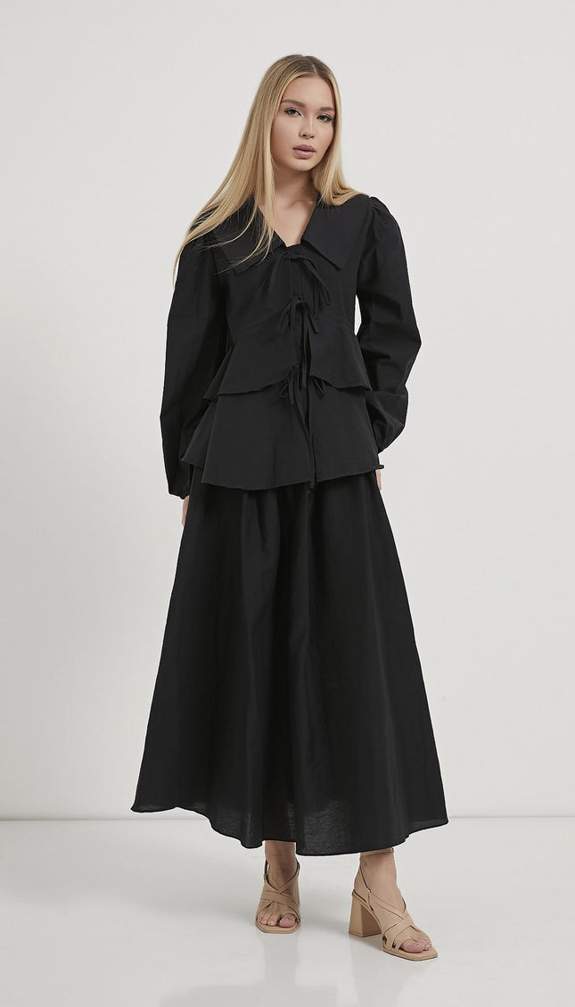 Damenbluse mit Rüschenlagen und Schleifendetails