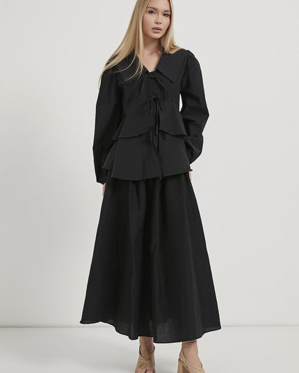 Damenbluse mit Rüschenlagen und Schleifendetails