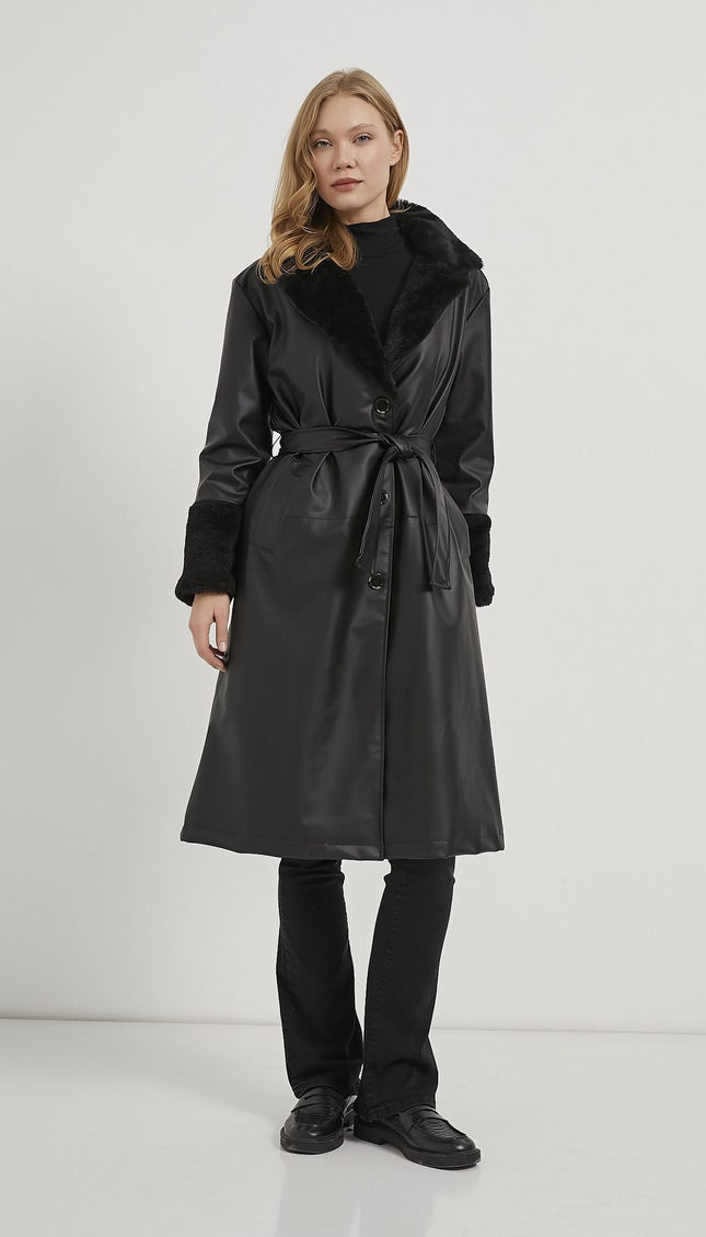 Eleganter Damenmantel mit Fellkragen