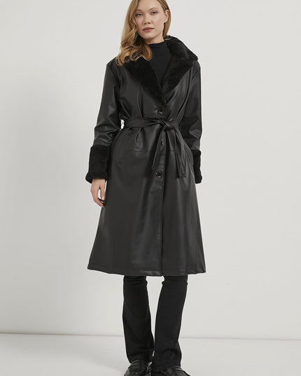 Eleganter Damenmantel mit Fellkragen