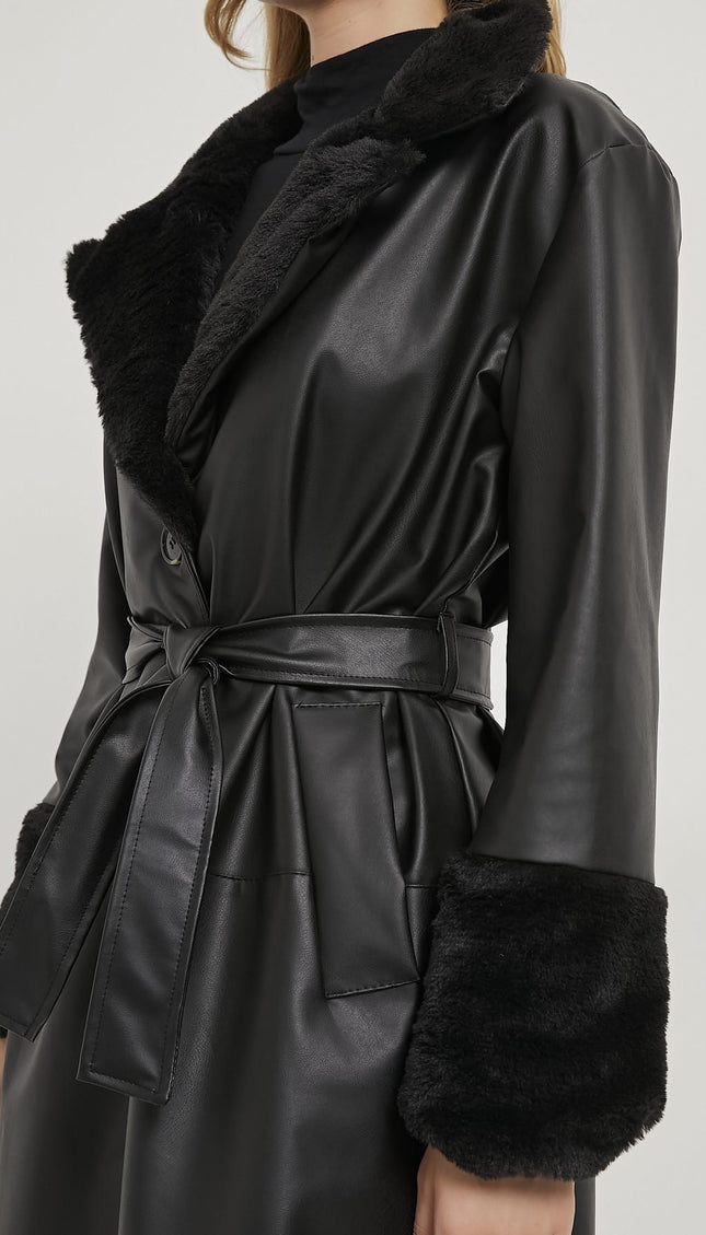 Eleganter Damenmantel mit Fellkragen