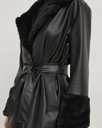 Eleganter Damenmantel mit Fellkragen