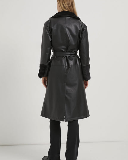 Eleganter Damenmantel mit Fellkragen