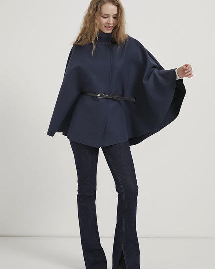 Eleganter Damenponcho mit Gürtel