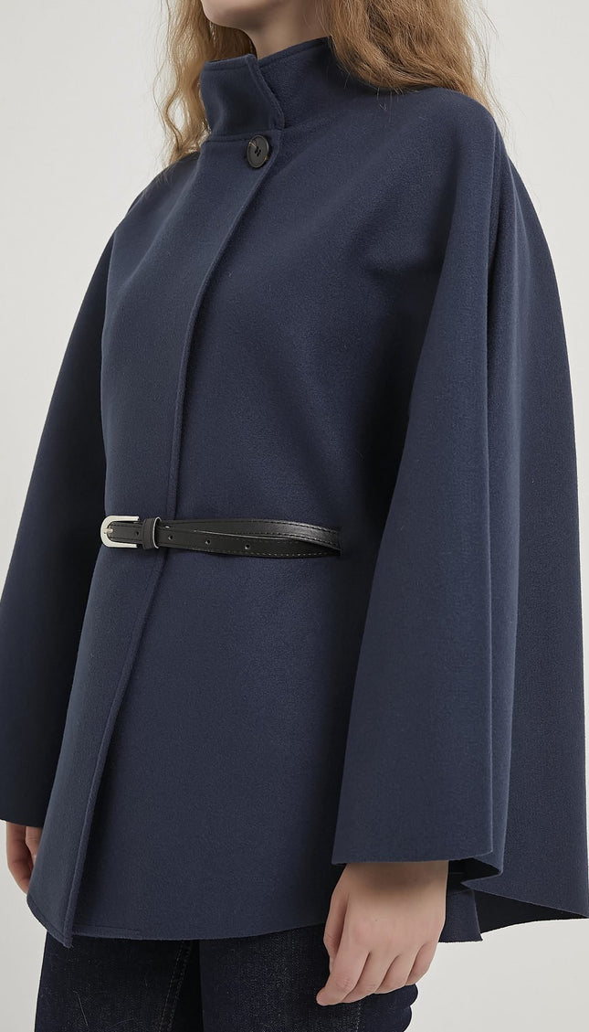 Eleganter Damenponcho mit Gürtel