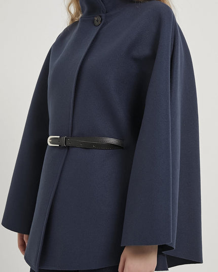 Eleganter Damenponcho mit Gürtel