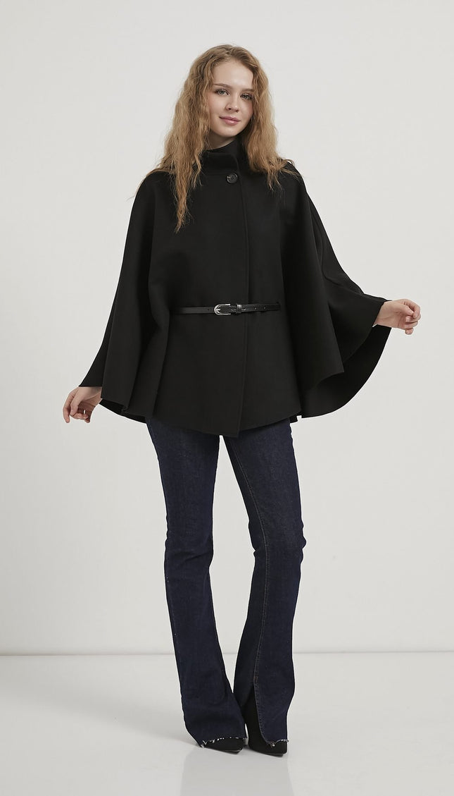 Eleganter Damenponcho mit Gürtel