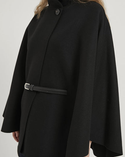 Eleganter Damenponcho mit Gürtel