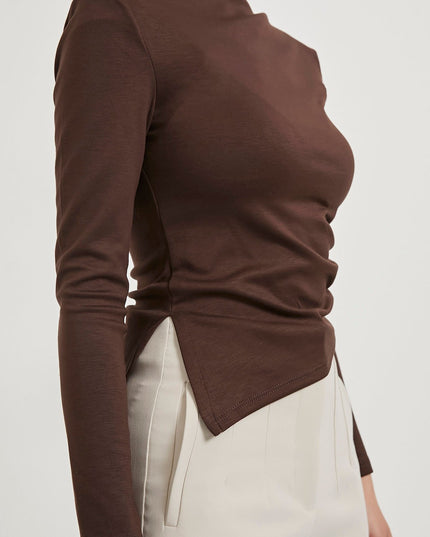 Asymmetrische Damenbluse mit Bootsausschnitt