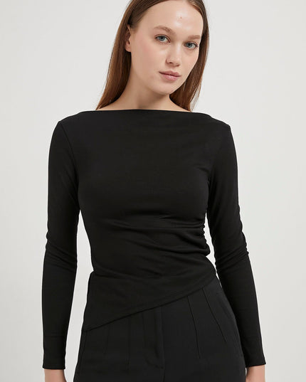 Asymmetrische Damenbluse mit Bootsausschnitt