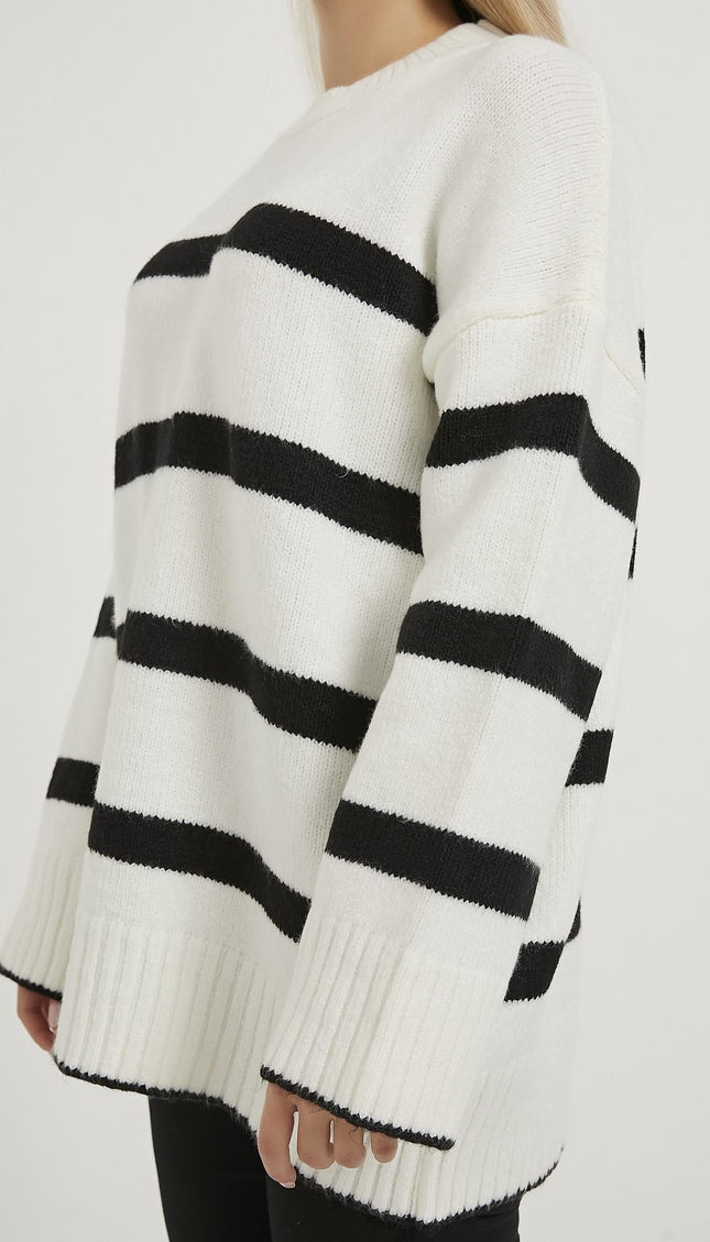 Oversize-Strickpullover mit Bisskragen weiß/schwarz