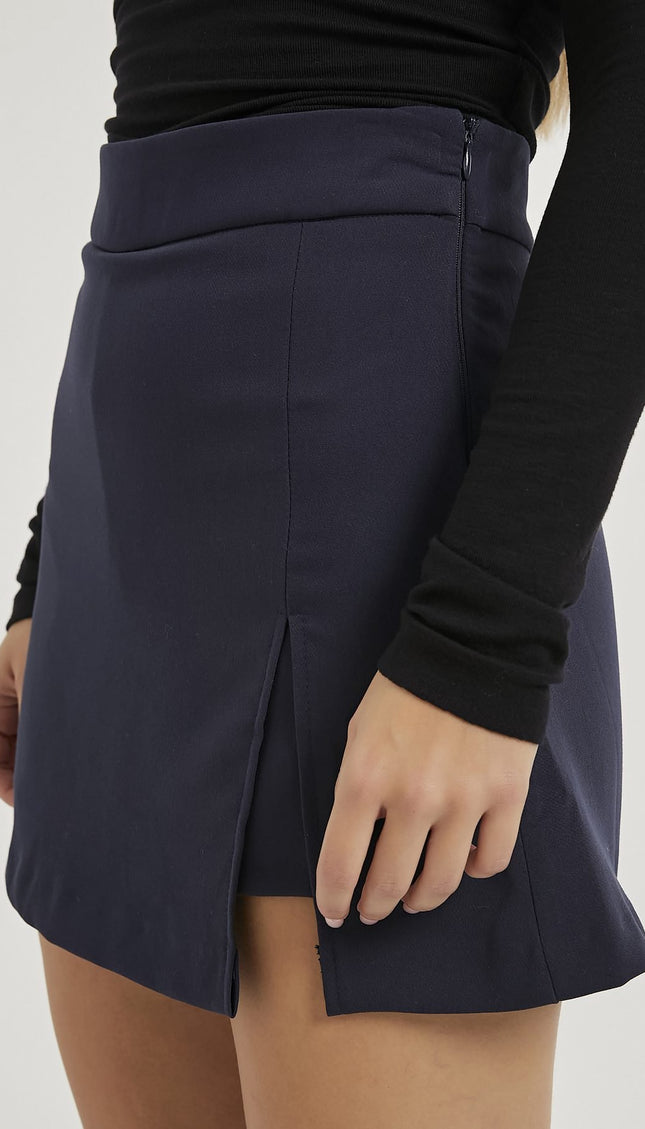 Damenrock mit seitlichen Schlitzen und integrierten Shorts