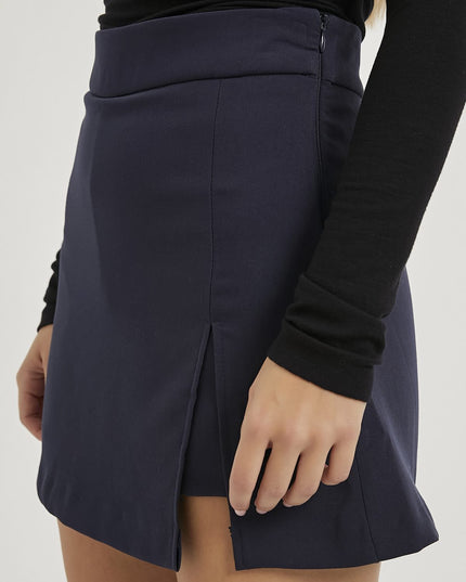 Damenrock mit seitlichen Schlitzen und integrierten Shorts