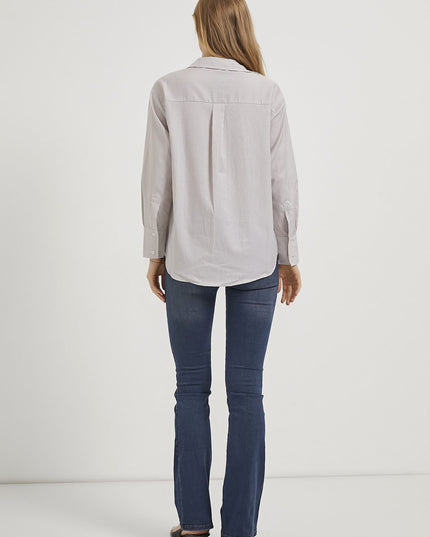 Elegantes Damenhemd mit feinen Nadelstreifen