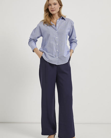 Elegantes Damenhemd mit feinen Nadelstreifen