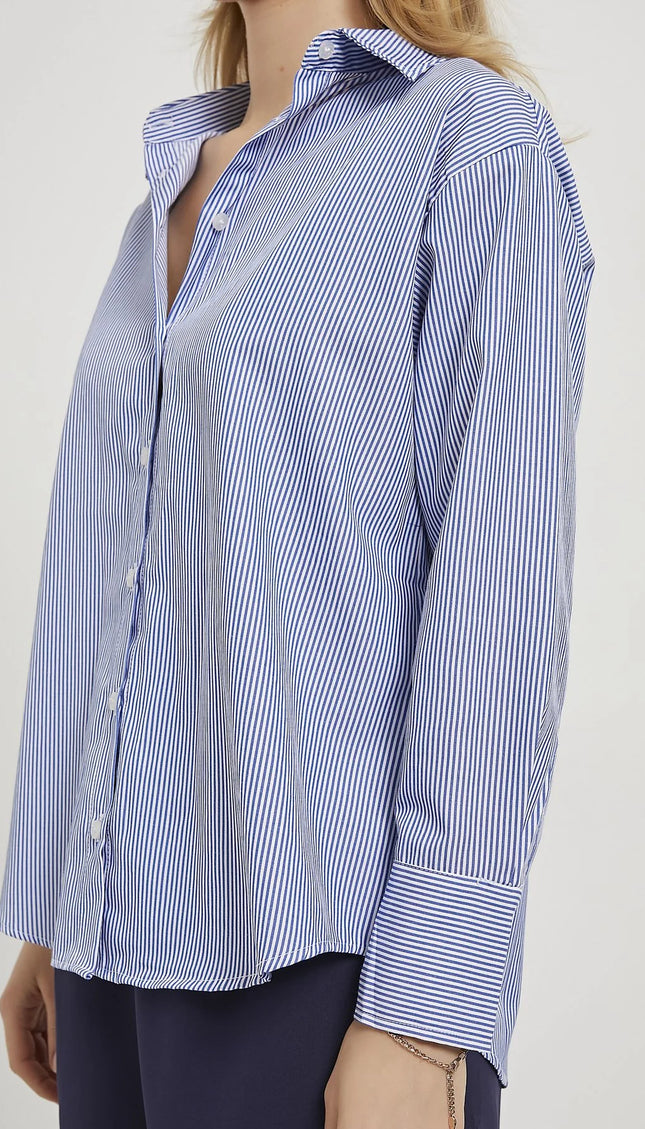 Elegantes Damenhemd mit feinen Nadelstreifen