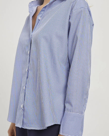 Elegantes Damenhemd mit feinen Nadelstreifen