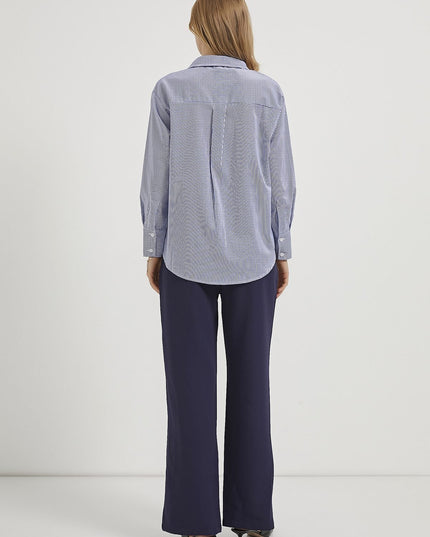 Elegantes Damenhemd mit feinen Nadelstreifen