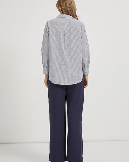 Damenhemd mit gestreiften Taschen
