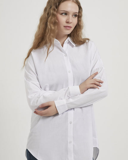 Langes Oversize-Damenhemd im schlichten Stil