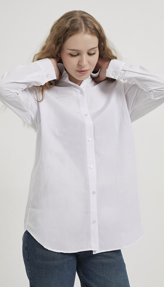 Langes Oversize-Damenhemd im schlichten Stil