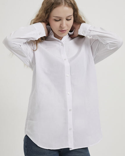 Langes Oversize-Damenhemd im schlichten Stil