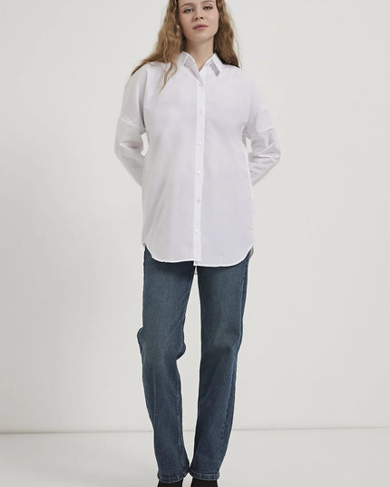 Langes Oversize-Damenhemd im schlichten Stil