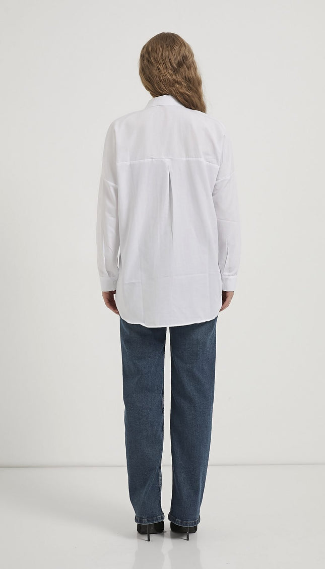 Langes Oversize-Damenhemd im schlichten Stil