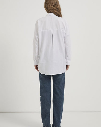 Langes Oversize-Damenhemd im schlichten Stil