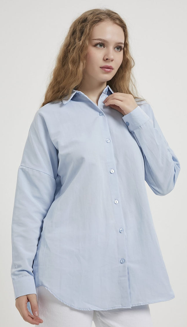 Langes Oversize-Damenhemd im schlichten Stil