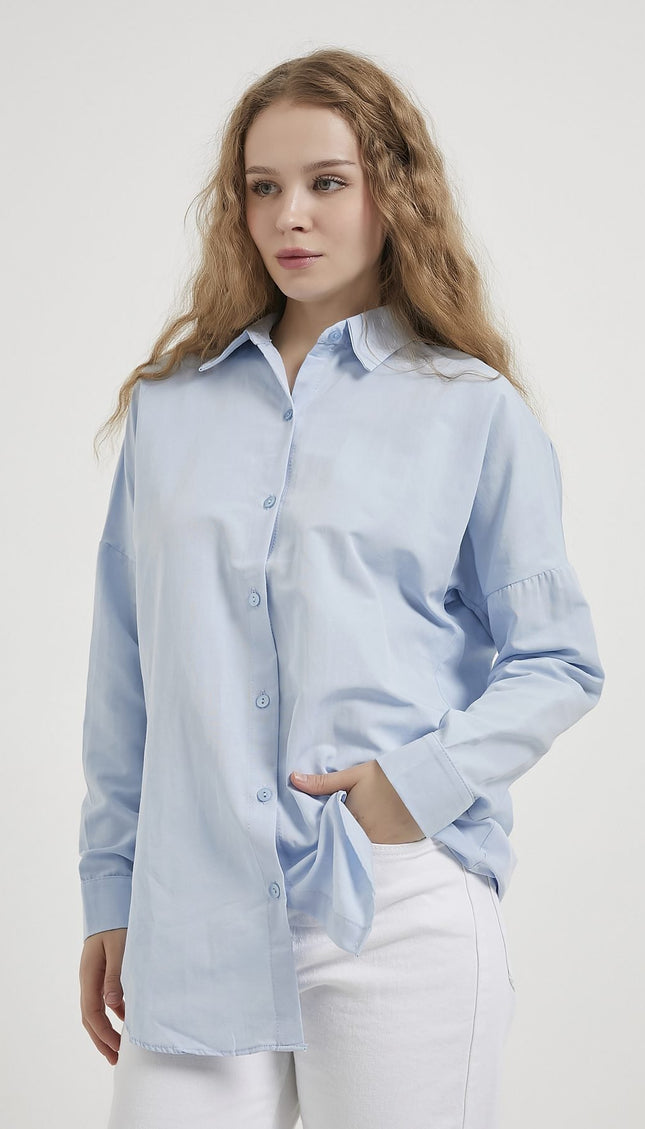 Langes Oversize-Damenhemd im schlichten Stil