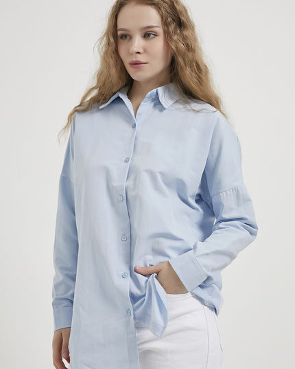 Langes Oversize-Damenhemd im schlichten Stil
