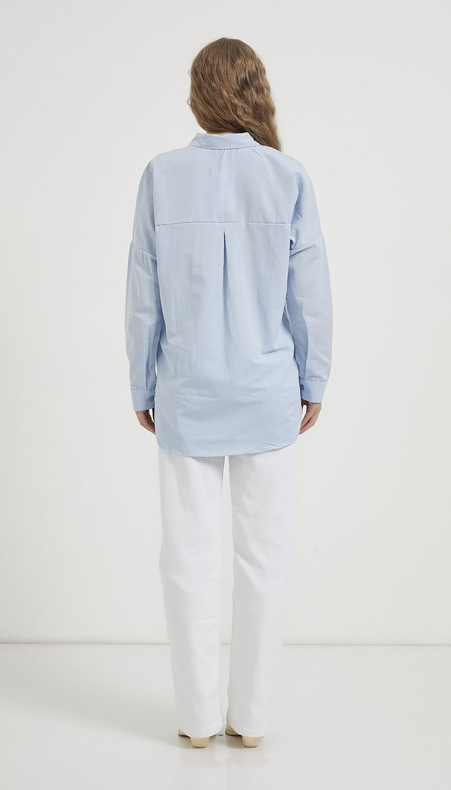 Langes Oversize-Damenhemd im schlichten Stil