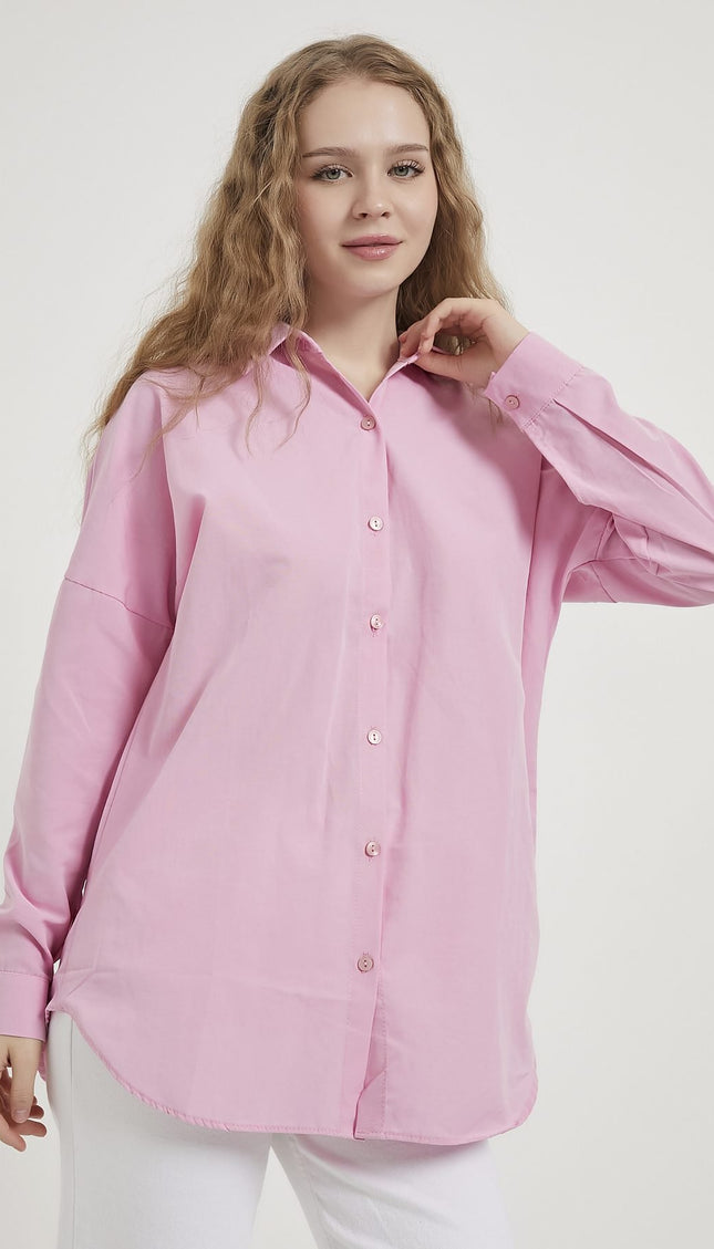 Langes Oversize-Damenhemd im schlichten Stil