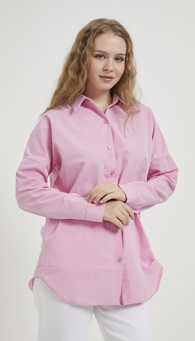 Langes Oversize-Damenhemd im schlichten Stil