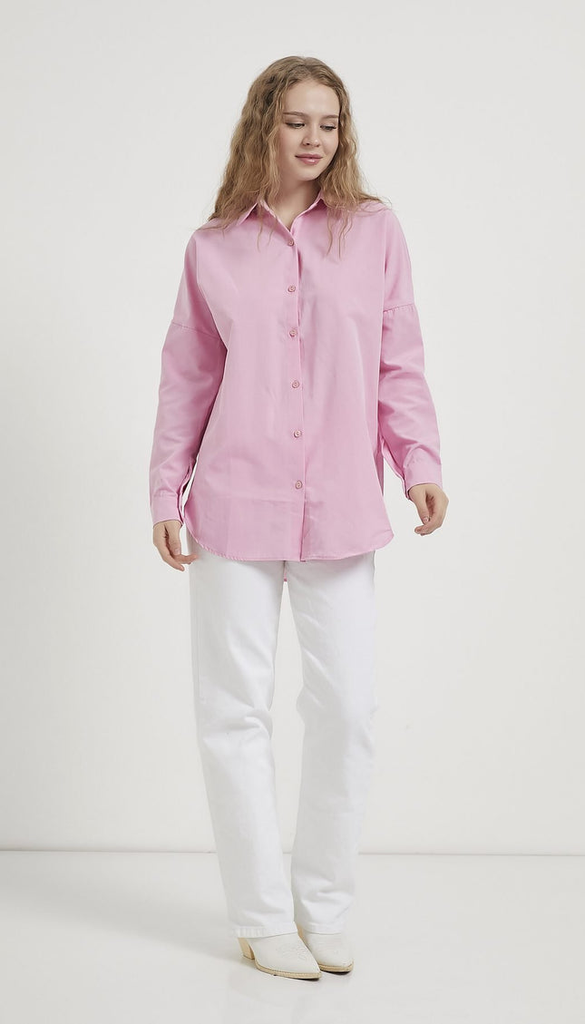 Langes Oversize-Damenhemd im schlichten Stil