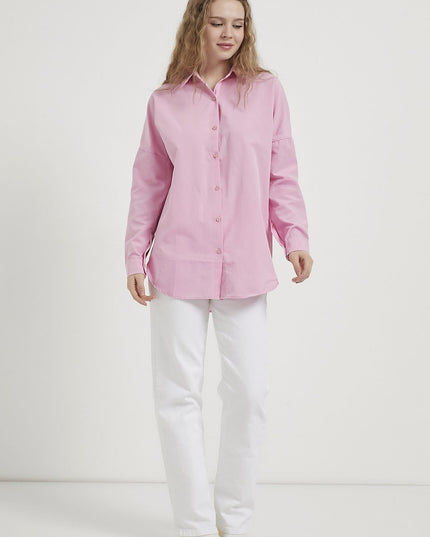 Langes Oversize-Damenhemd im schlichten Stil