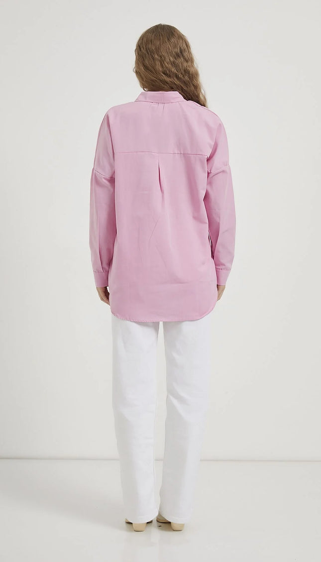 Langes Oversize-Damenhemd im schlichten Stil