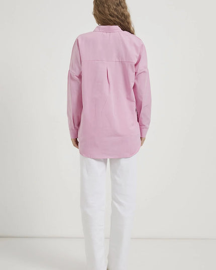 Langes Oversize-Damenhemd im schlichten Stil