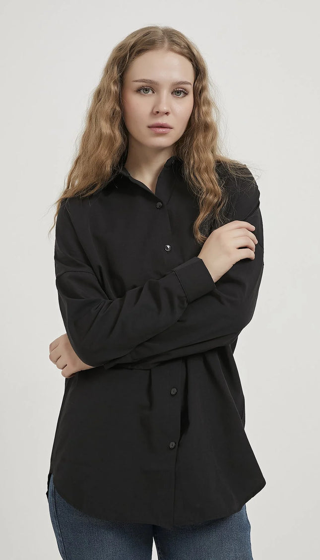 Langes Oversize-Damenhemd im schlichten Stil