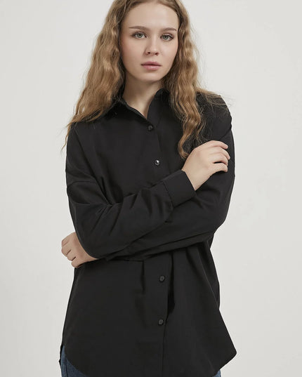 Langes Oversize-Damenhemd im schlichten Stil
