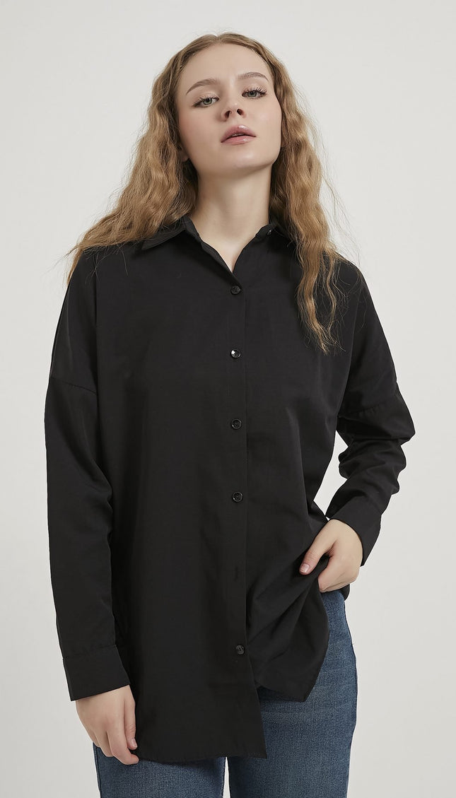 Langes Oversize-Damenhemd im schlichten Stil