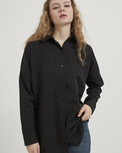 Langes Oversize-Damenhemd im schlichten Stil