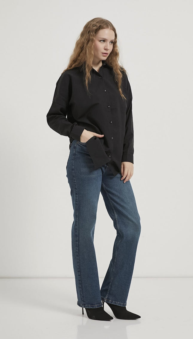 Langes Oversize-Damenhemd im schlichten Stil