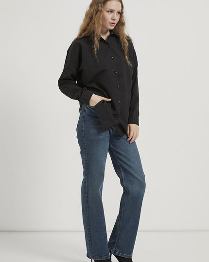 Langes Oversize-Damenhemd im schlichten Stil