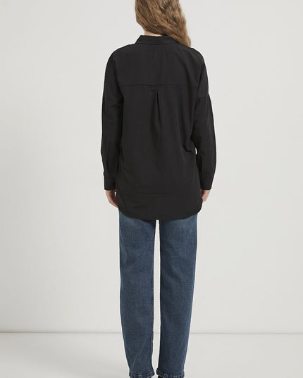 Langes Oversize-Damenhemd im schlichten Stil