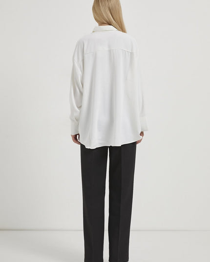 Fließendes, übergrosses Damenhemd