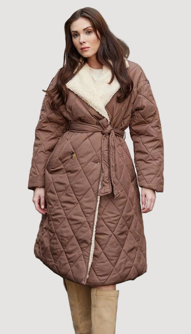 Gesteppter Damenmantel mit Gürtel und Kunstpelzkragen